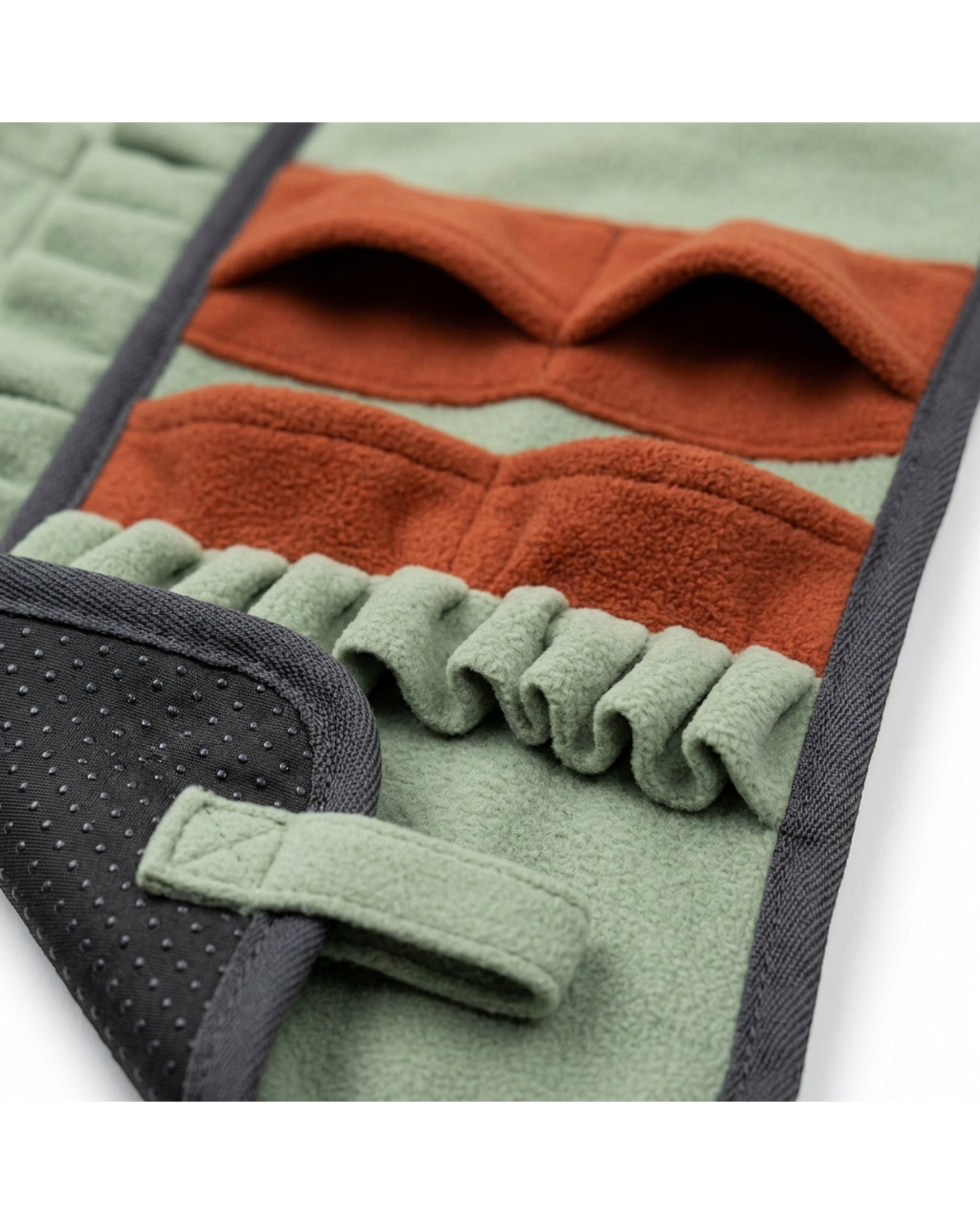 Gdfwn Fleece Treat-Pocket Activity Mat 70 x 50 cm Sage Rust - Detail view